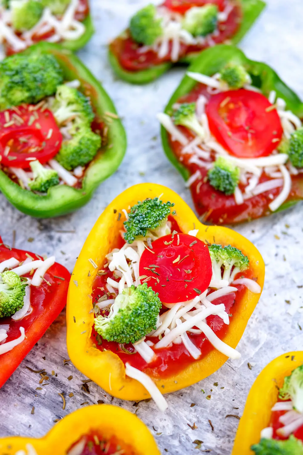 Gefüllte Paprika mit Brokkoli, Tomaten, Pizzasauce und geschmolzenem Käse