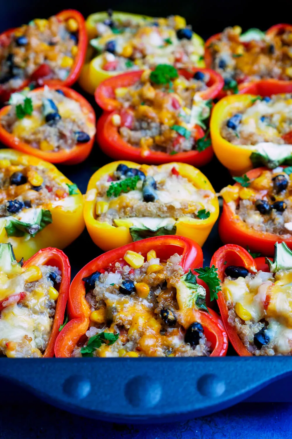 Gefüllte Paprika mit Quinoa, Feta, schwarzen Bohnen und Mais
