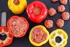 Gefüllte Paprikaschoten bereit zum Backen