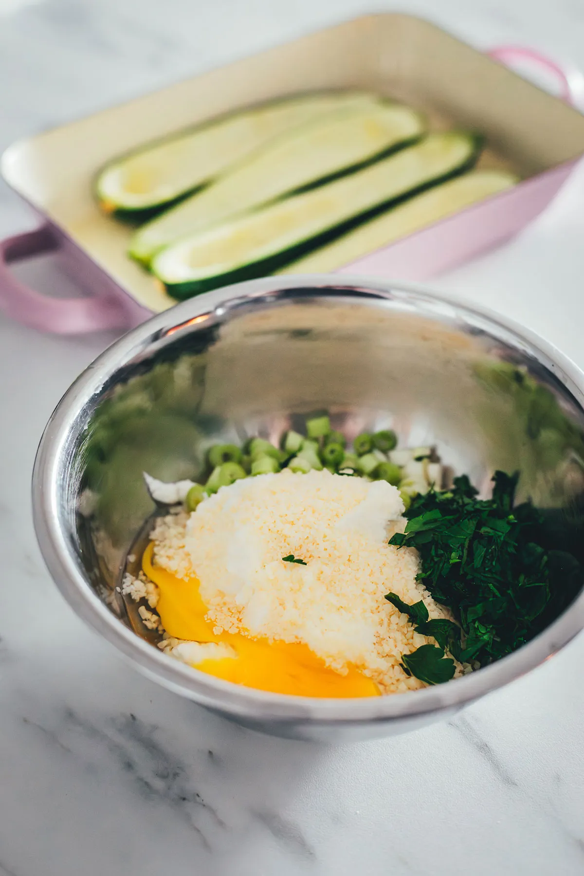 Gefüllte Zucchini mit Käse und Kräutern | moeyskitchen.com