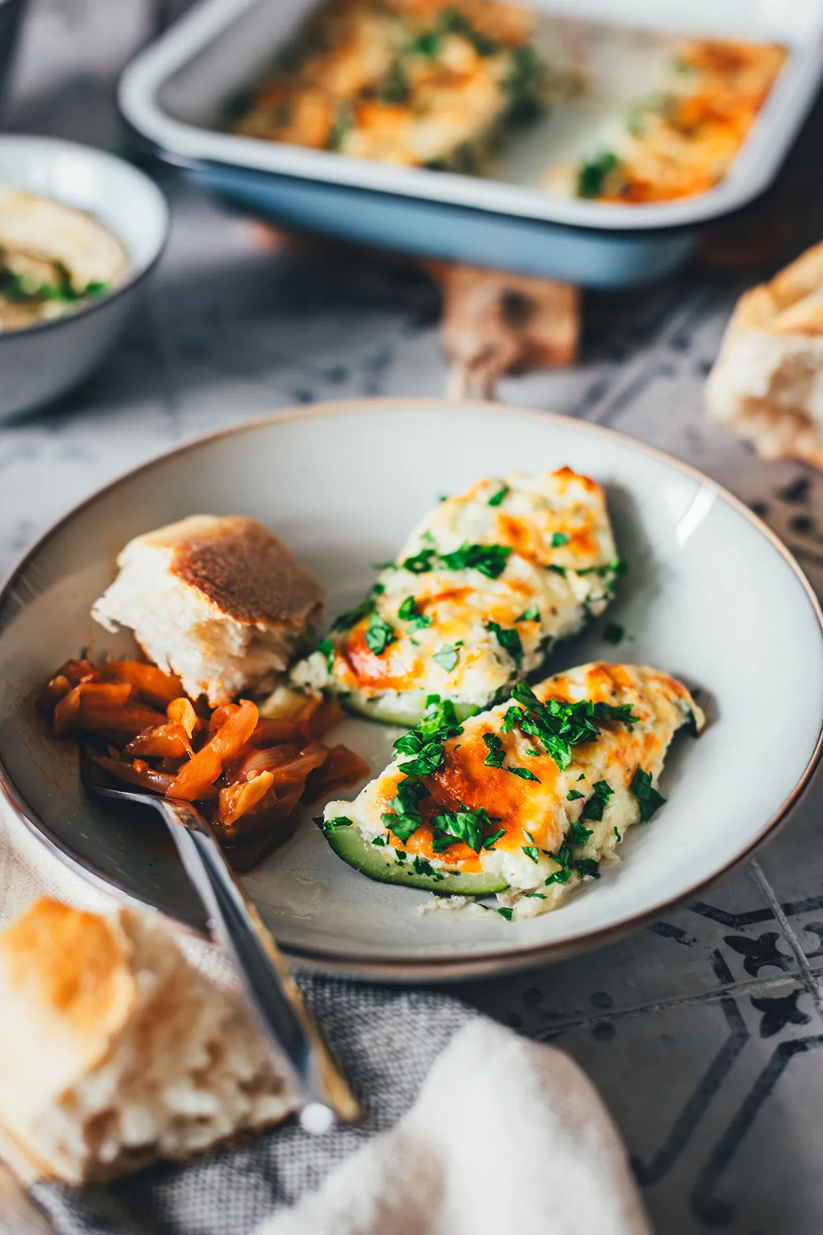 Gefüllte Zucchini vegetarisch mit Ricotta und Mozzarella überbacken | moeyskitchen.com