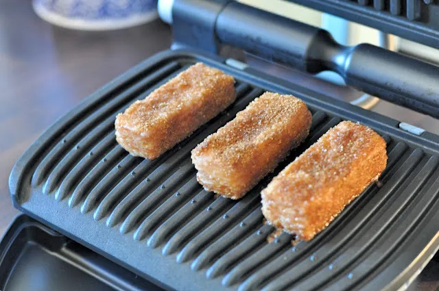 Gegrillte Doughnuts mit Zimt und Zucker