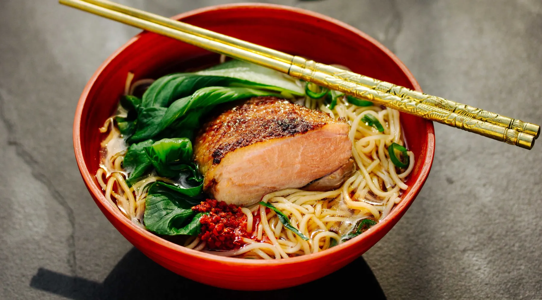 Gegrillte Ente in Thai-Nudelsuppe