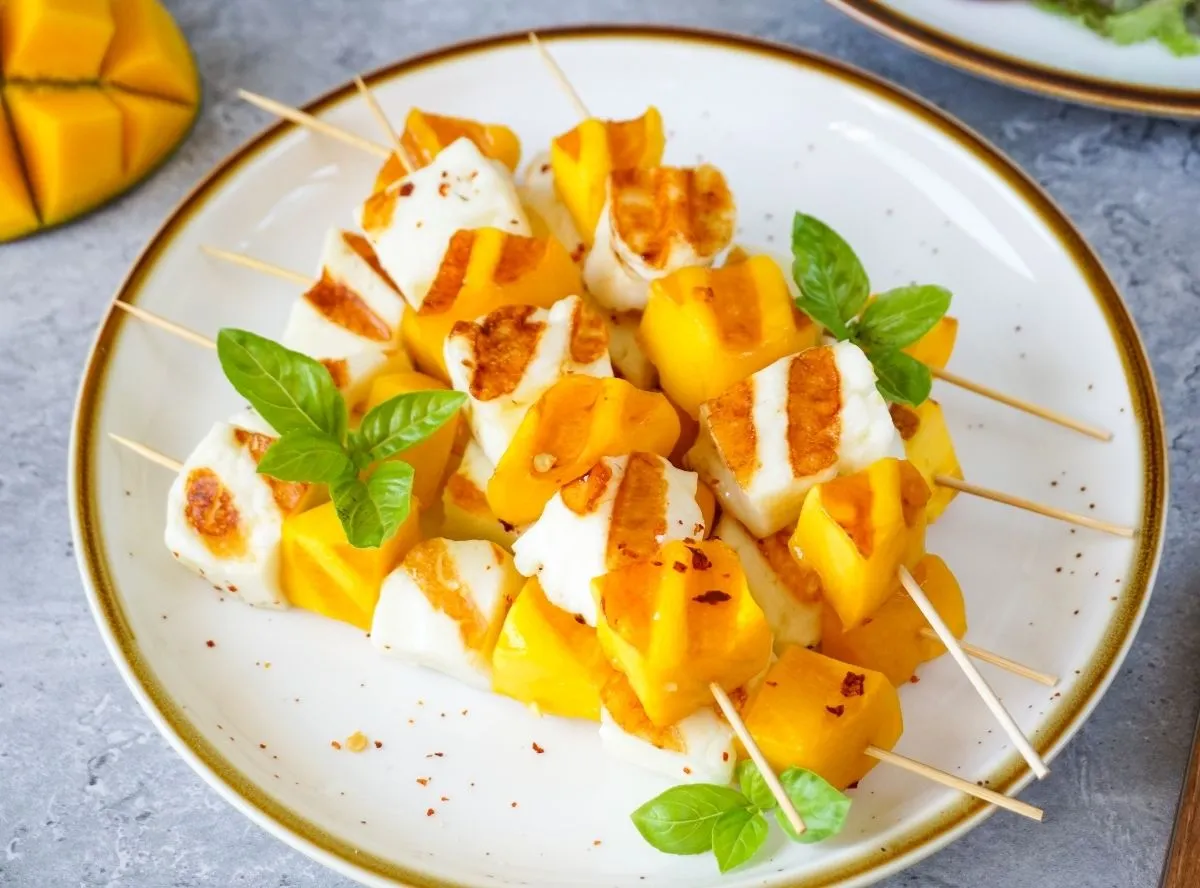 Gegrillte Halloumi-Mango-Spieße, ein fruchtig-herzhaftes Käse Rezept für den Sommer