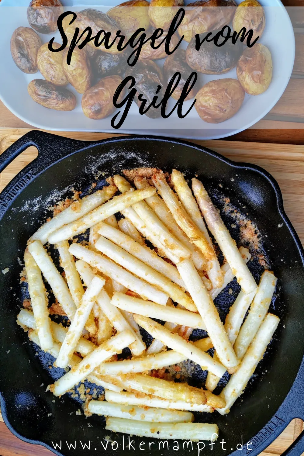 Gegrillter weißer Spargel in Gusseisenpfanne mit Semmelbröseln auf dem Grill