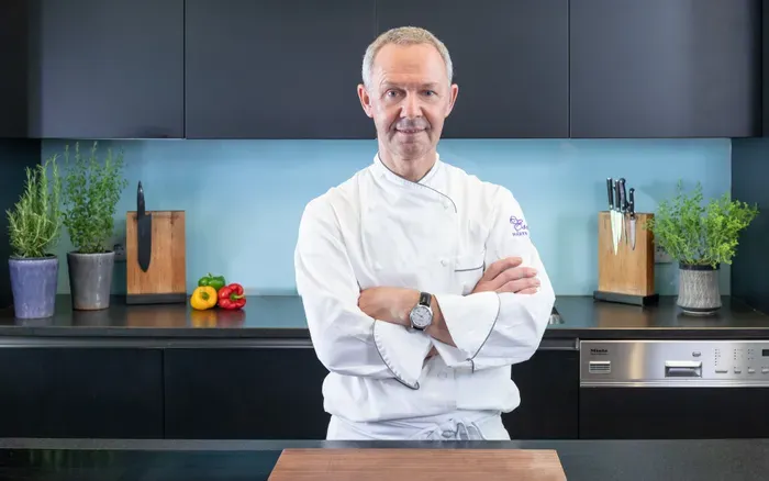 Gegrilltes Maishähnchen serviert auf einem Teller