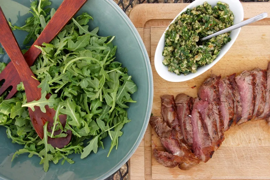 Gegrilltes Rindersteak, aufgeschnitten, mit Kräutersauce beträufelt
