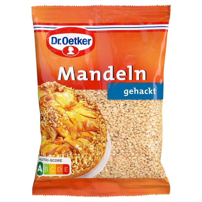 Gehackte Mandeln auf einem weißen Hintergrund, bereit zum Backen