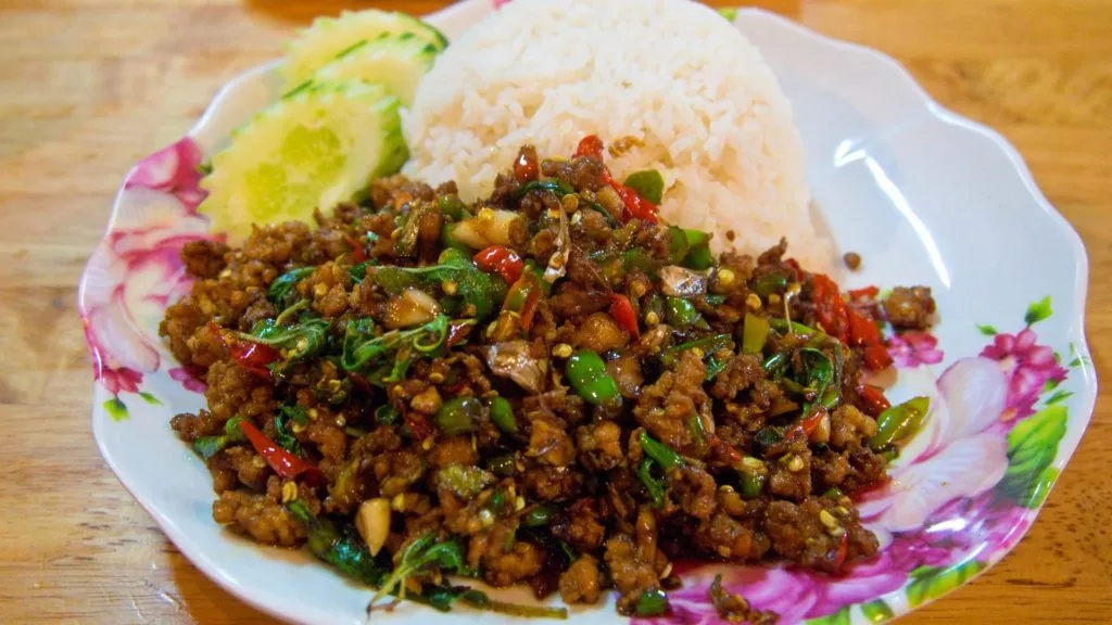 Gehacktes Schweinefleisch mit Chilies und Basilikum