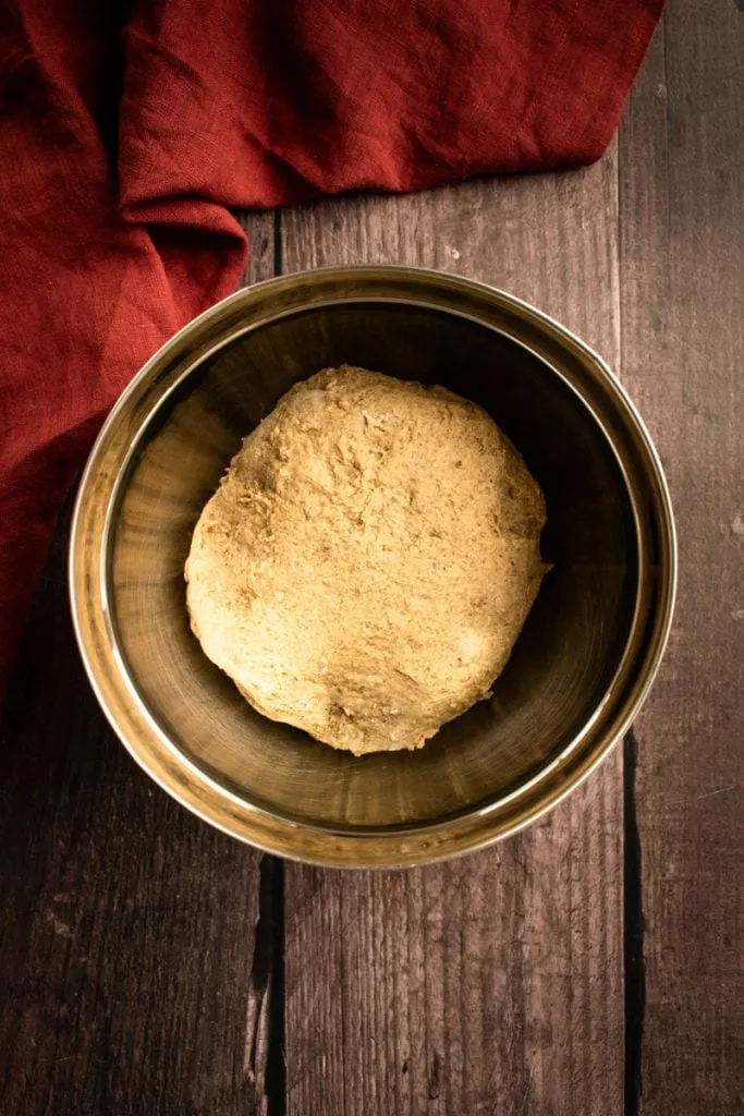 Gekneteter Brotteig in einer geölten Metallschüssel.