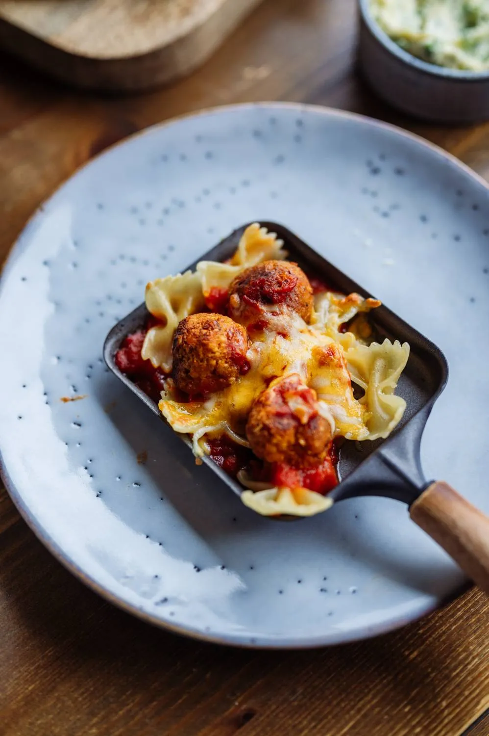 Gekochte Farfalle-Nudeln, leicht geölt, als ideale Beilage für Raclette-Pfännchen