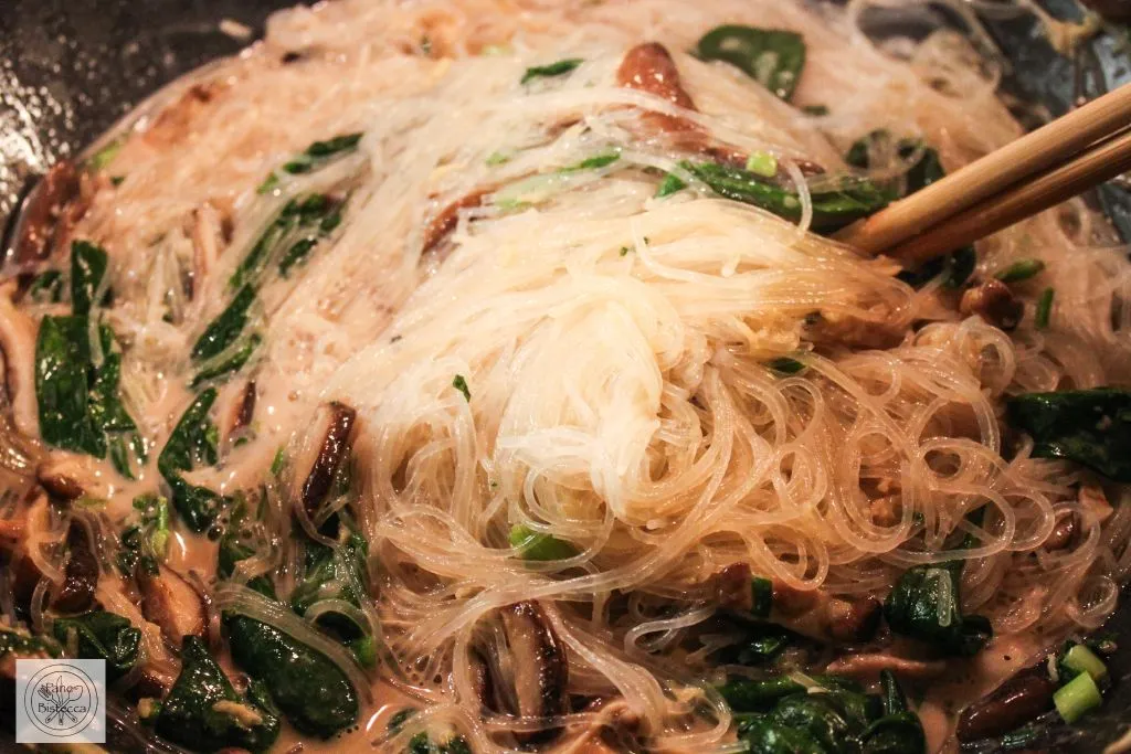 Gekochte Glasnudeln werden für die Spinat Nudeln in mundgerechte Stücke geschnitten