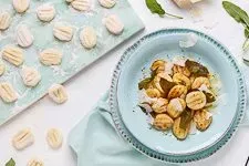 Gekochte Gnocchi in einer Schüssel, abgetropft und bereit für die weitere Zubereitung oder den direkten Genuss.