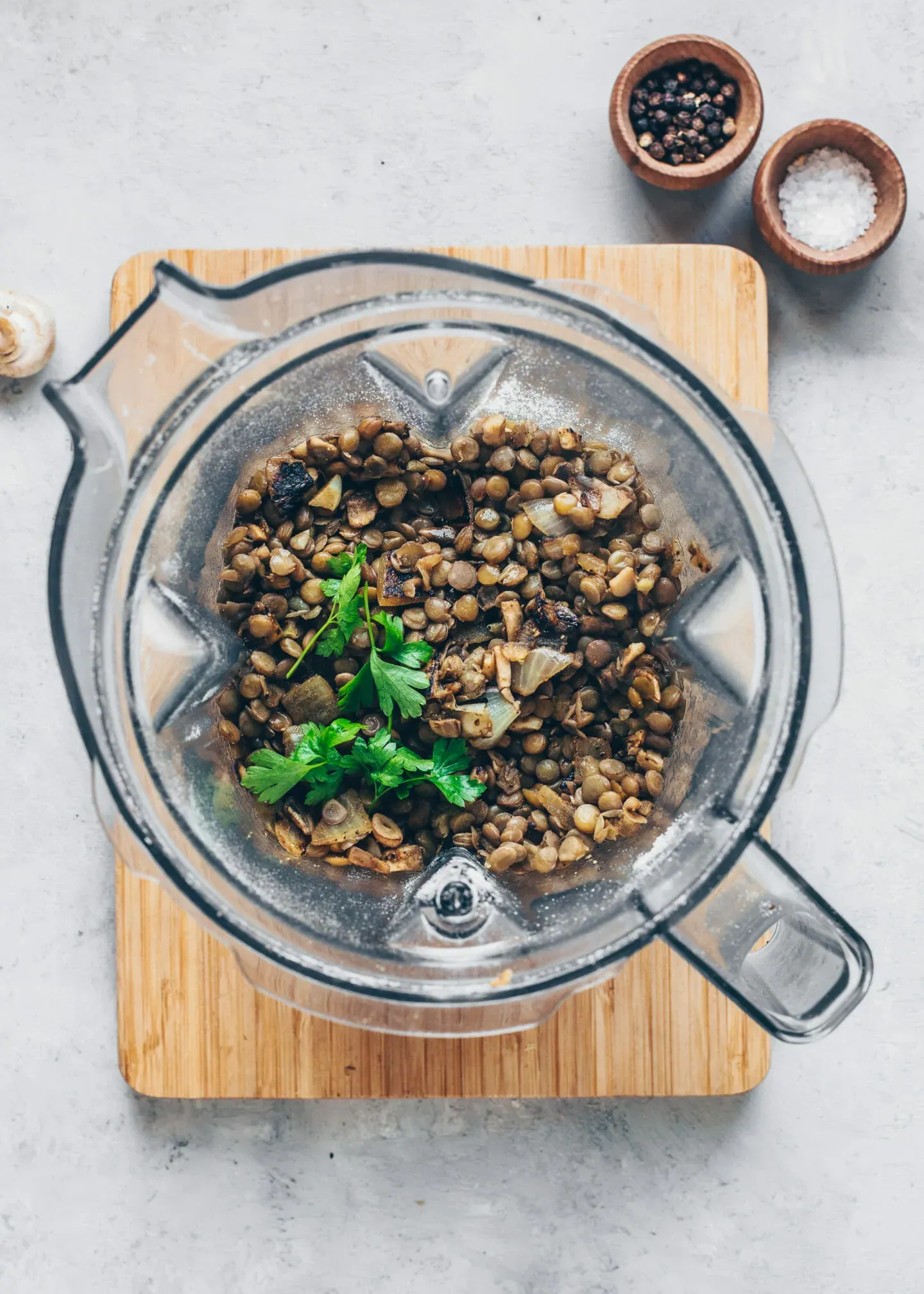 gekochte Linsen im Mixer bereit für die Hackbällchenmasse