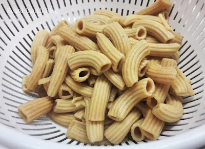 Gekochte Linsennudeln, die ihre rötliche Farbe verloren haben, aber gut halten