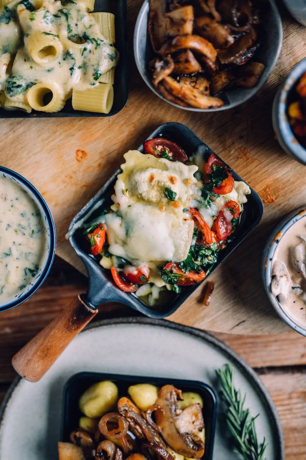 Gekochte Nudeln in einer Schüssel mit Olivenöl, bereit für das Raclette