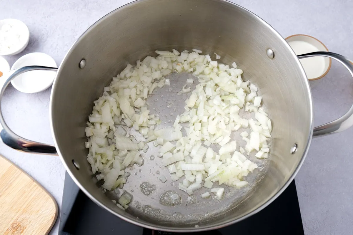 Gekochte Zwiebeln in einem Topf