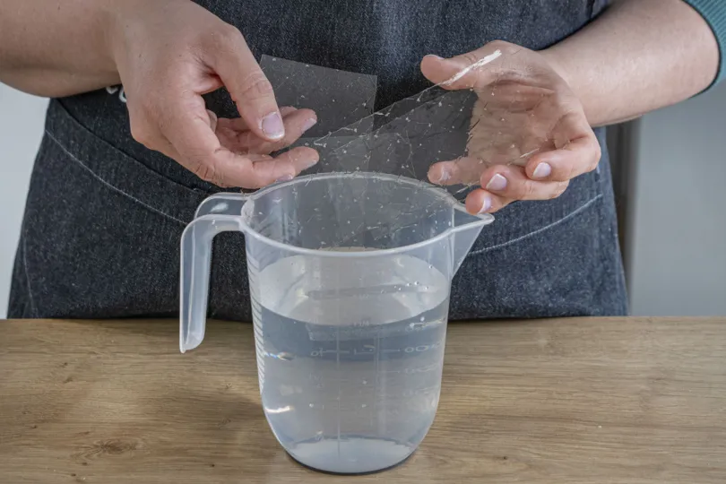 Gelatineblätter in kaltem Wasser aufweichen lassen