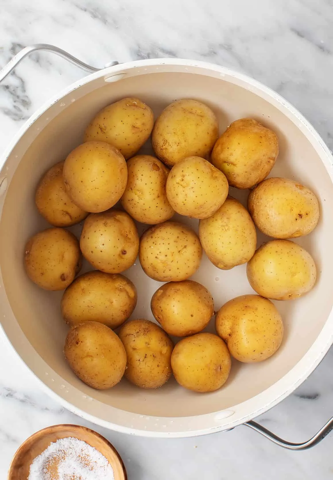 Gelbe Kartoffeln werden in einem Topf mit gesalzenem Wasser gekocht