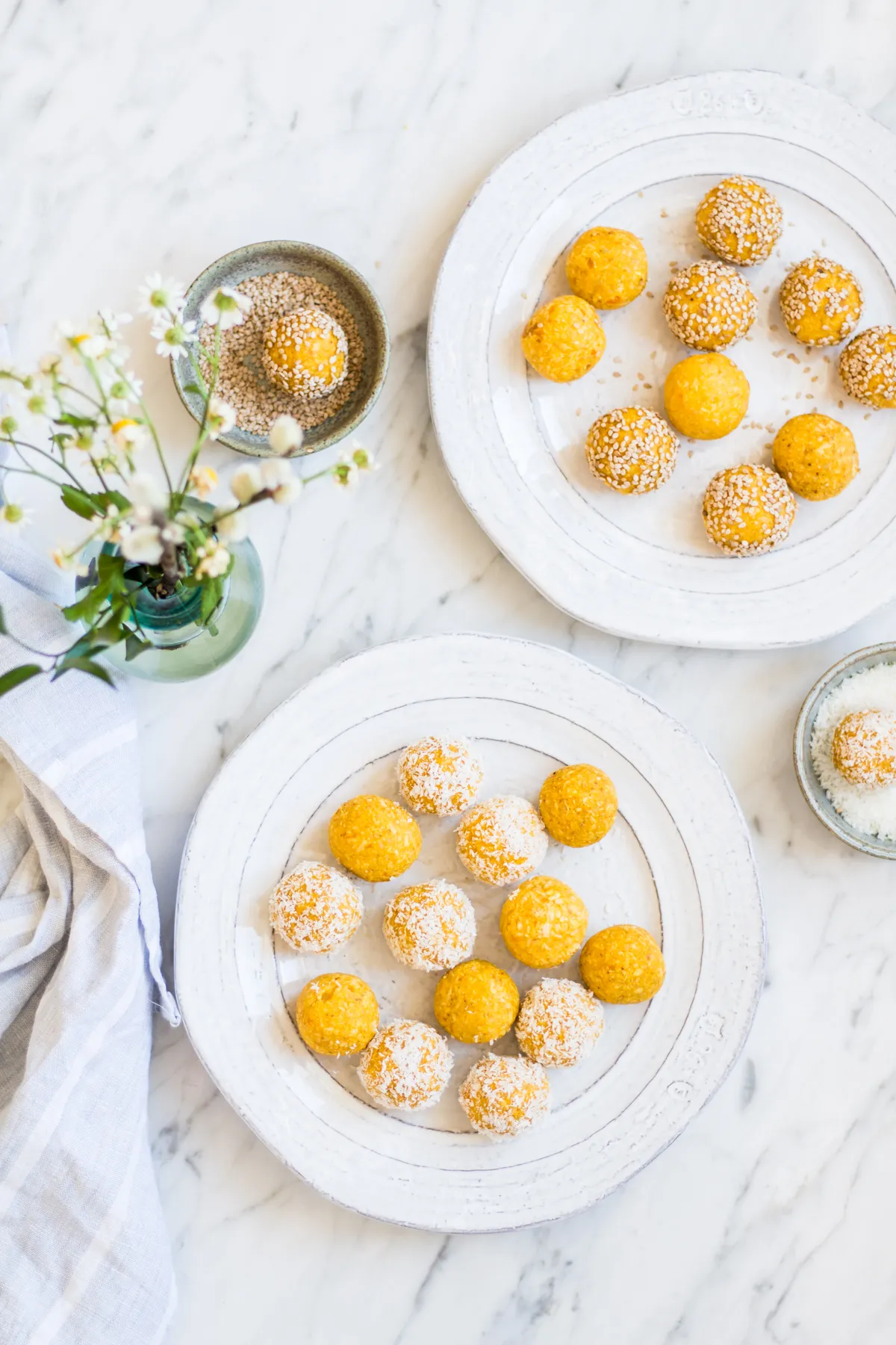 Gelbe Mango-Kokos-Energy Balls, garniert mit Kokosflocken