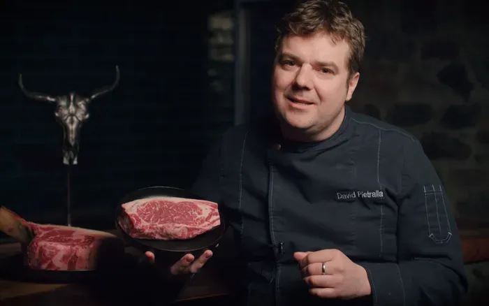 Gelbes Hähnchen vor dem Grillen