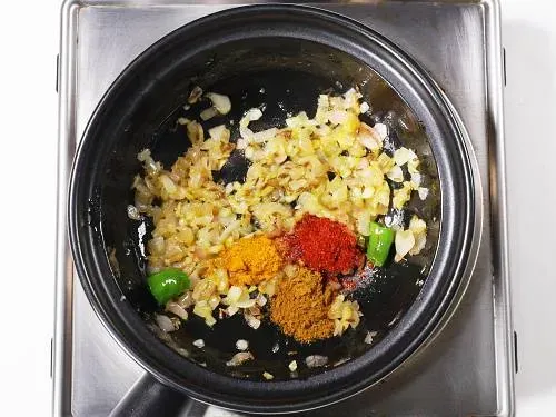 Gemahlene Gewürze wie Kurkuma und Chilipulver für Dal Tadka