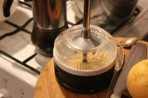 Gemahlene Mandeln kommen in die Schüssel