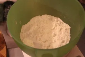 Gemahlene Mandeln werden vorbereitet