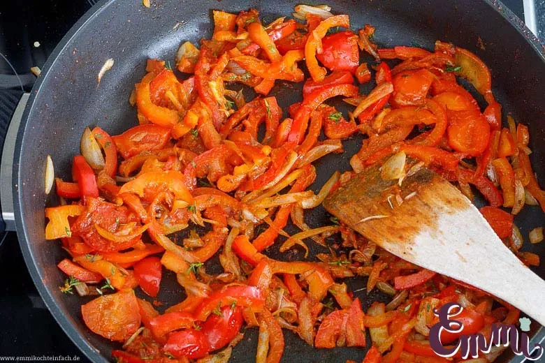 Gemüse anbraten für das Putenrahmgeschnetzeltes Rezept - Angebratenes Paprikagemüse, Zwiebeln und Knoblauch in einer Pfanne.