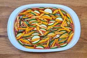 Gemüse in die Auflaufform schichten