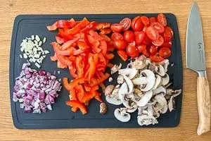 Gemüse klein schnippeln.
