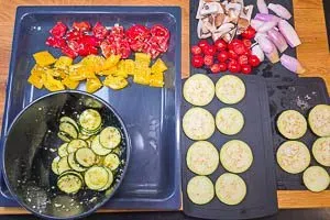 Gemüse mit Marinade vermischen und auf dem Backblech verteilen