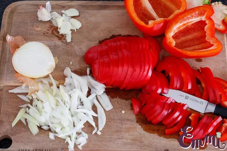 Gemüse schneiden für das Geschnetzelte - www.emmikochteinfach.de