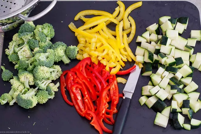 Gemüse schnippeln für den Gemüse-Auflauf - www.emmikochteinfach.de