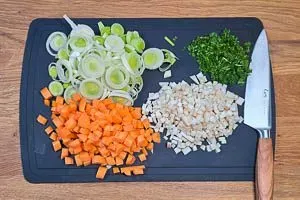Gemüse vorbereiten und klein schneiden.