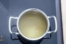 Gemüsebrühe köchelt in einem Topf auf dem Herd.