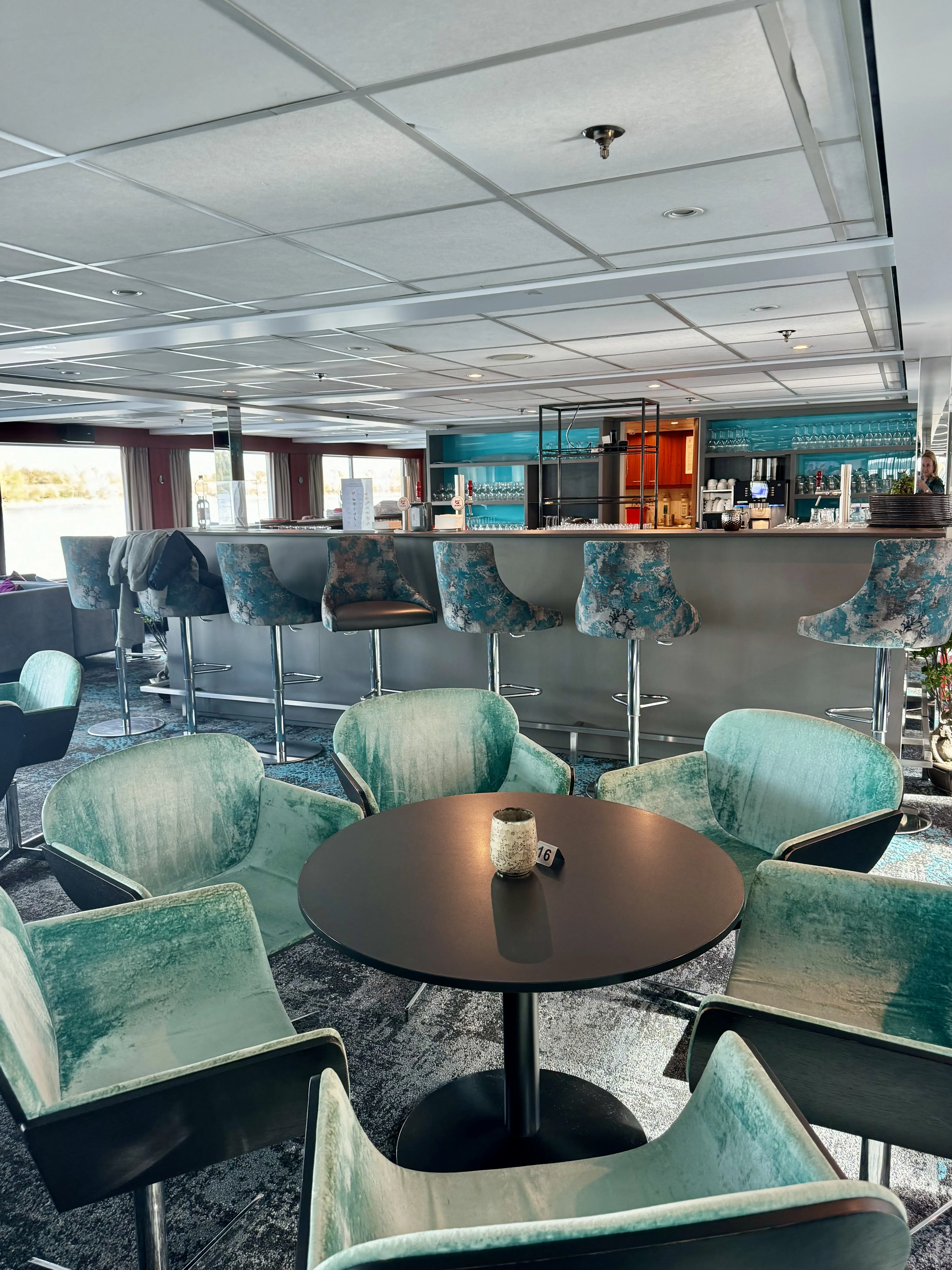 Gemütliche Bar der MS Nestroy, ideal für entspannte Abende während Ihrer Donaukreuzfahrt