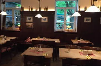 Gemütliche Gaststube im Osterwaldgarten München, ideal für Familienfeiern