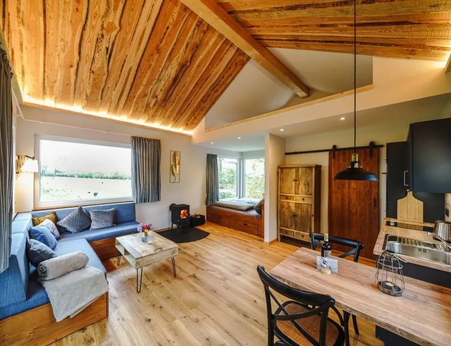 Gemütliche Inneneinrichtung eines Baumhauses mit Blick nach draußen