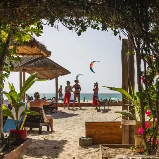 Gemütliche Strandbar mit Blick auf das Meer, ideal für die kapverdische inseln reisezeit im Winter.