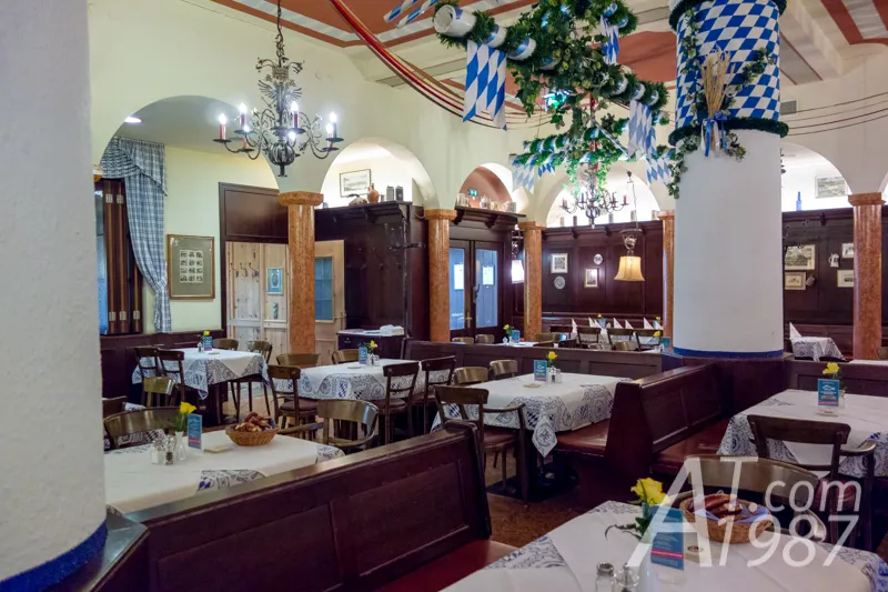 Gemütlicher Innenraum des Restaurants Zum Franziskaner mit vielen Gästen