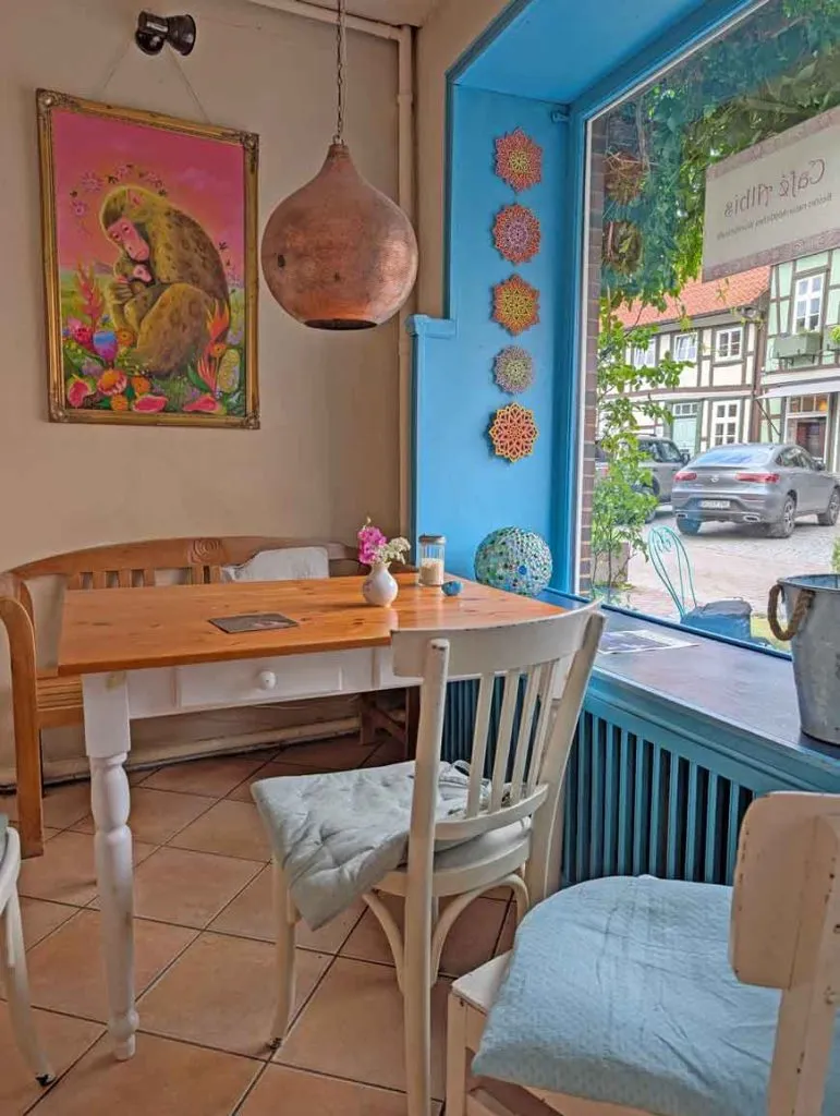 Gemütliches Café Albis in Hitzacker mit bunten Möbeln