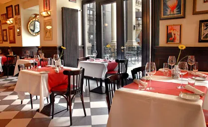 Gemütliches französisches Bistro Oscar's im historischen Frankfurter Hof Hotel, eine beliebte Adresse für eine Mahlzeit im Rahmen des Opern-Erlebnisses.