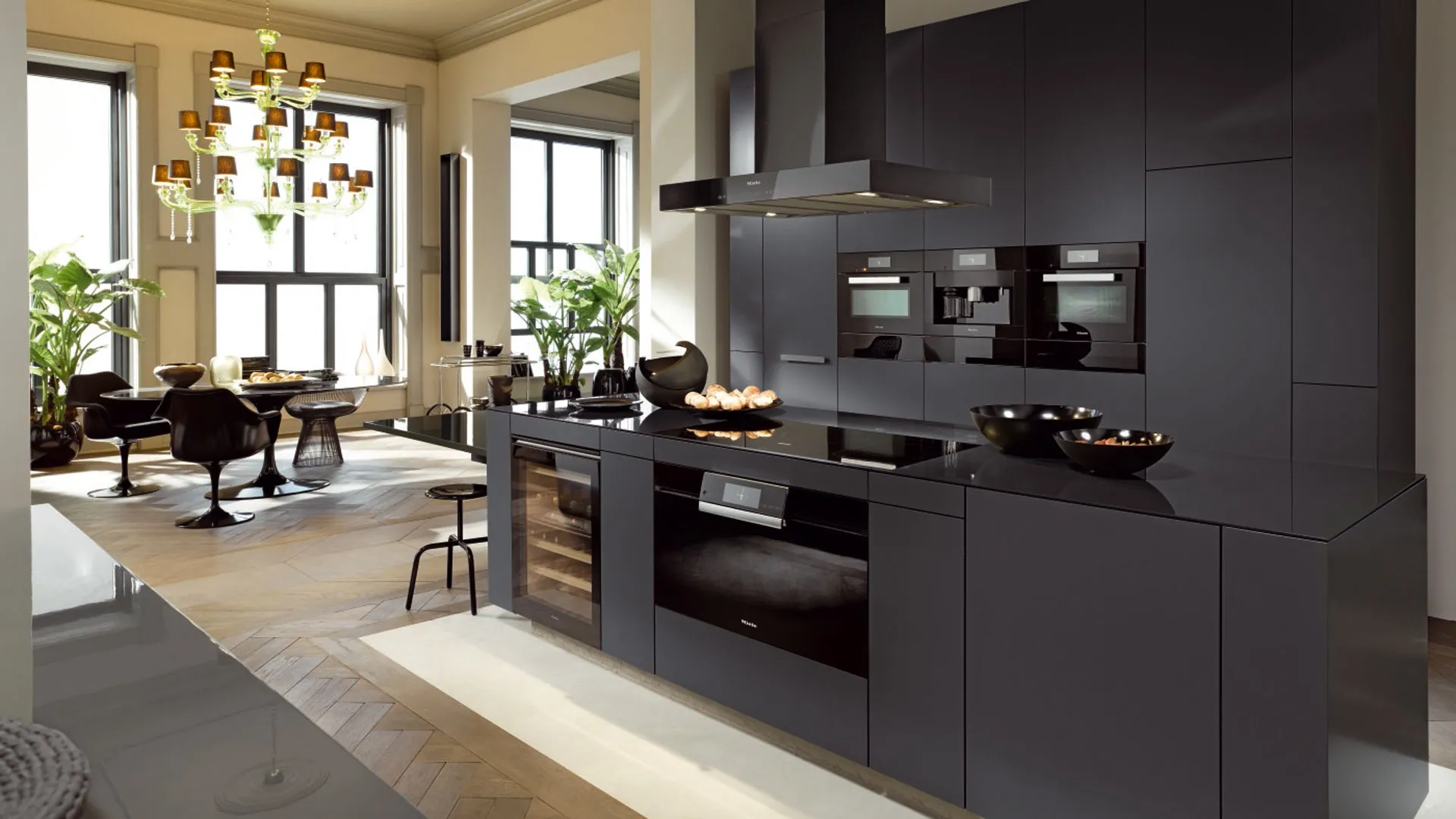 Geöffneter Miele Geschirrspüler mit flexibler Korbausstattung, angeboten von Prinz Küchengeräte