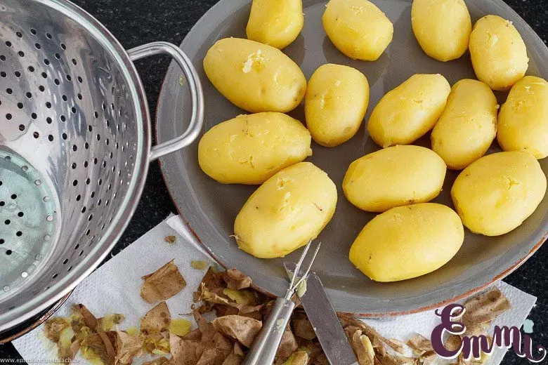 Gepellte, gekochte Kartoffeln bereit für die Bratkartoffel-Zubereitung