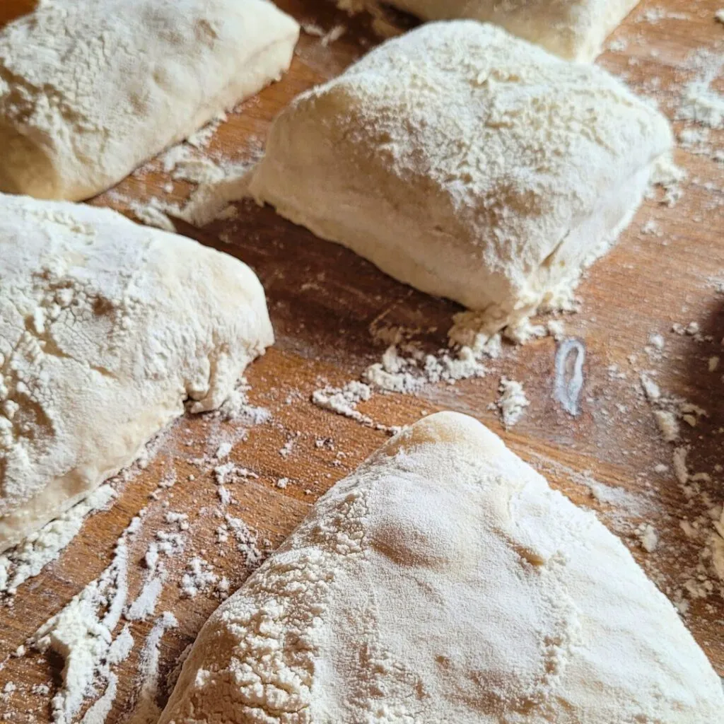 Gerade frisch gebackene Sauerteig Ciabatta mit offener Krume und knuspriger Kruste, bereit zum Genießen