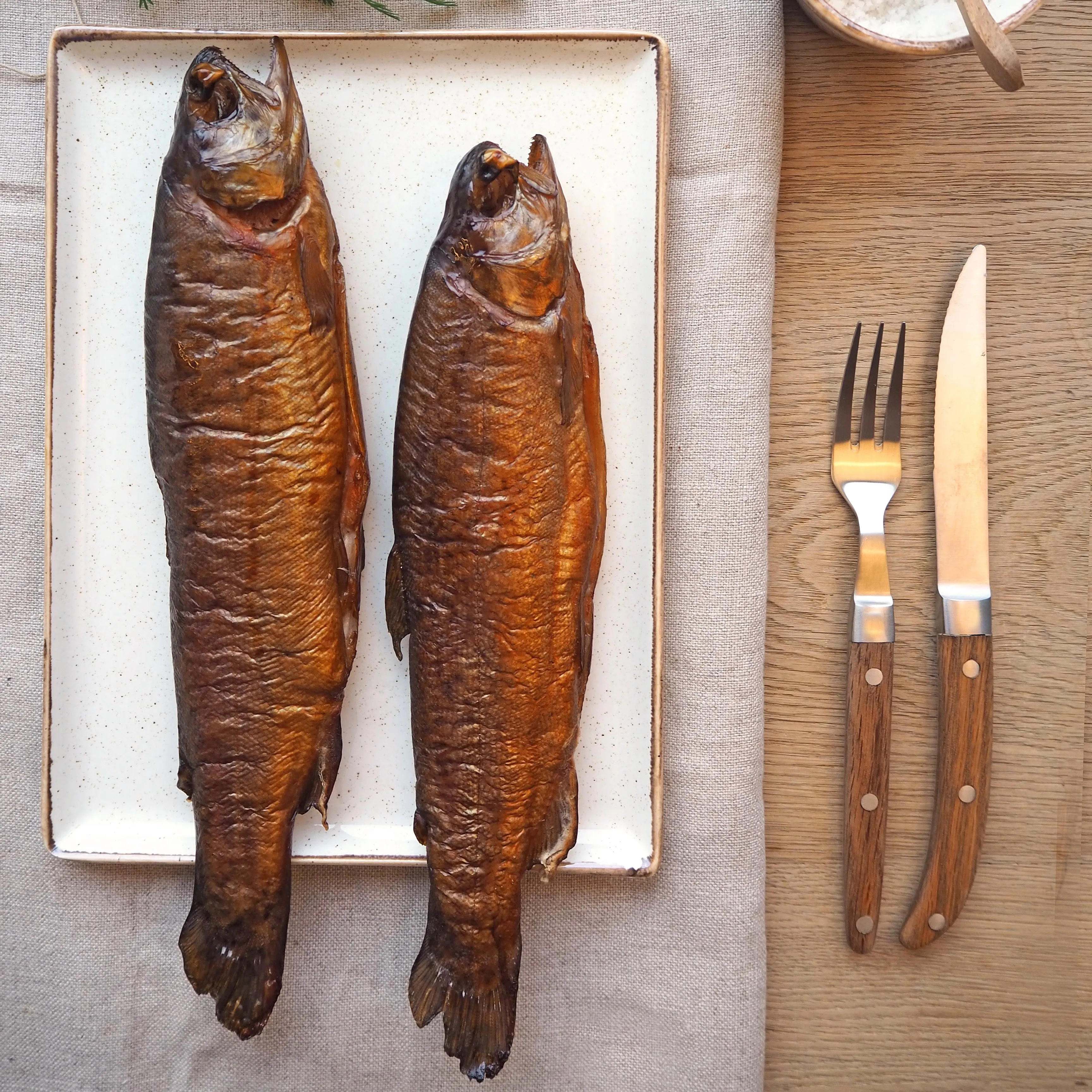 Geräucherte Forelle auf Brot