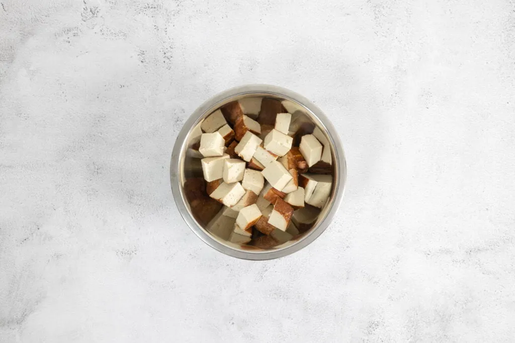 Geräucherter Tofu in Würfel geschnitten, bereit zur Marinade für die Bowl