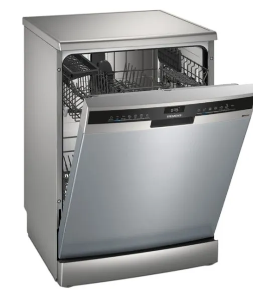 Geräumiger freistehender Geschirrspüler mit offener Tür und Geschirrkörben