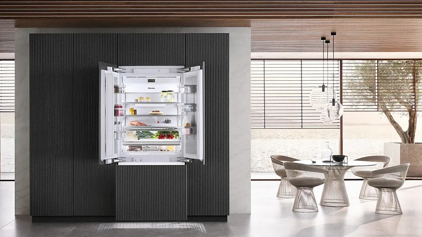 Geräumiger Miele MasterCool Side-by-Side Kühlschrank mit geöffneten French-Door-Türen in einer Wohnküche